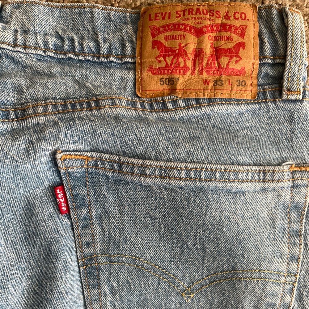 Levis 505 Jeans Mens 33x30 Blue Denim Straight Leg Zip Fly Classic Medium Wash